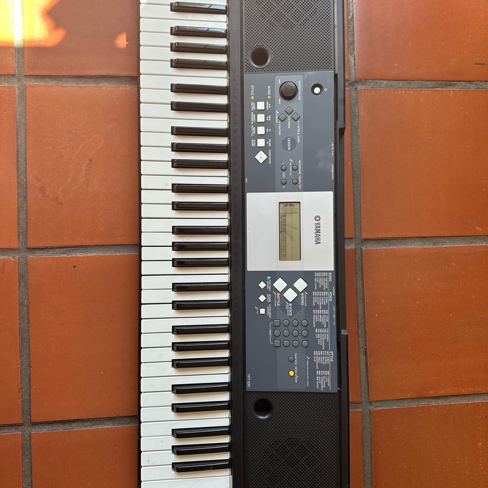 Yamaha Keyboard Black and White with Stand included